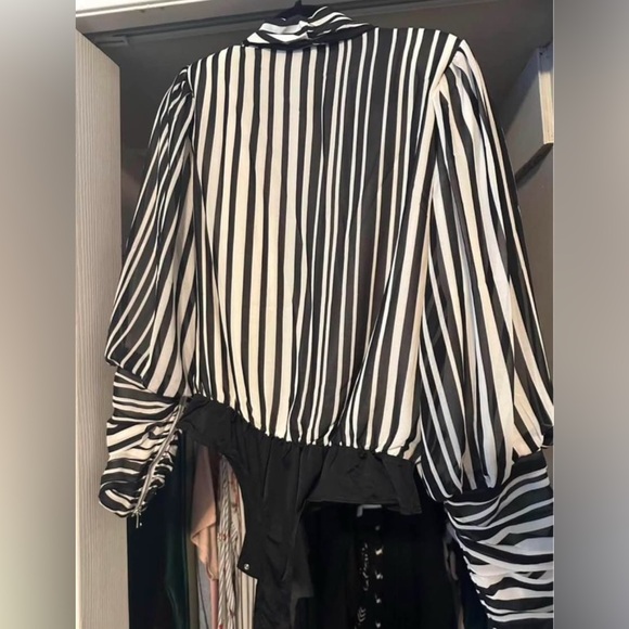 2/$40🖤 Host Pick 🖤 Striped Bodysuit - Picture 4 of 5